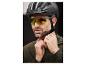 Ein Mann mit Fahrradhelm und Sonnenbrille.