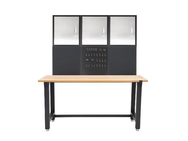 Werkbank mit Holzplatte, schwarzem Gestell und Wandorganizer mit drei Schränken und Lochwand.