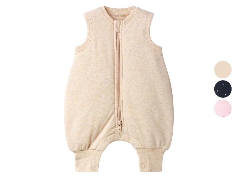 Beiger Babyschlafsack mit Reißverschluss, mit Farbmustern für andere Optionen.