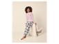 Frau in rosa Langarm-Pyjama-Shirt und karierter Pyjamahose, Aufschrift „COFFEE CLUB EVERYDAY“.