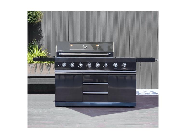 Schwarzer Buschbeck Outdoor-Grill mit sechs Brennern und Seitenablagen auf einer Holzterrasse.
