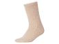 Eine beige Socke mit gerippter Textur, von der Seite gesehen.