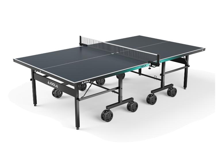 Tischtennisplatte mit Netz und Rollen auf weißem Hintergrund.