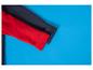 Zwei Hemdärmel, einer rot und einer dunkelgrau, auf blauem Hintergrund.