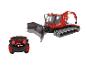 Ein roter PistenBully 600 Schneepflug mit Fernbedienung.