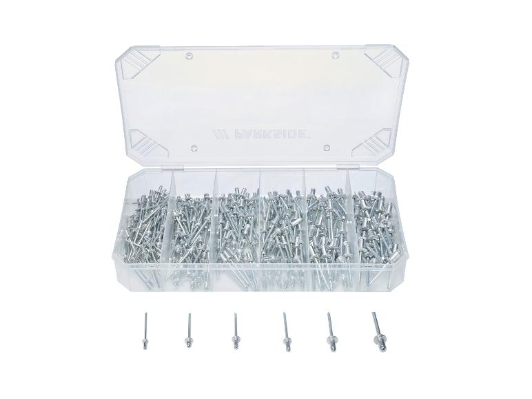 Transparente Box mit sechs Fächern, gefüllt mit silbernen Nieten verschiedener Größen.