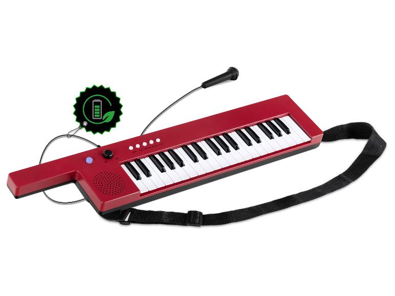 Rotes Spielzeugkeyboard mit Mikrofon und Schultergurt, mit grünem Batterie- und Blattlogo.