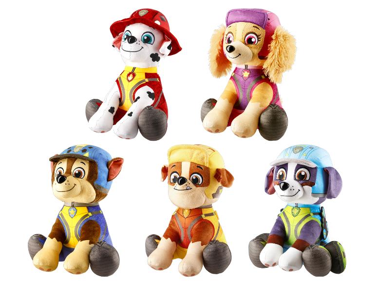 Sechs Plüschhunde in verschiedenen Farben und Outfits, sitzend.