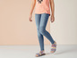 Jeans mit Biker-Details und Riemchensandalen.