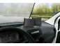 Schwarze Luftentfeuchter-Kissen auf dem Armaturenbrett eines Autos.