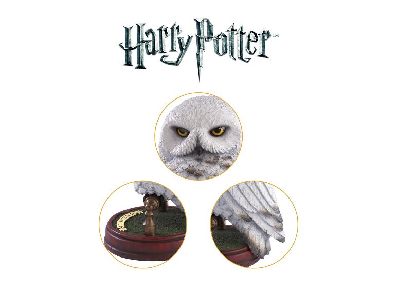 Detailansichten der Hedwig-Skulptur von The Noble Collection mit dem Harry-Potter-Logo.