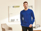 Mann in blauem Pullover und schwarzer Hose.