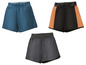Drei Paar Sport-Shorts, eine schwarz mit orange, eine dunkelgrau und eine dunkelblau.