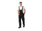 Mann in schwarzer Latzhose und weißem T-Shirt