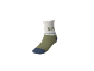 Weißer und olivgrüner Socken mit blauer Spitze und Text