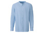 Hellblaues Leinenhemd mit langen Ärmeln.