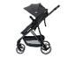 Grauer Kinderwagen mit einem Ablagekorb darunter.