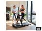 Eine Frau läuft auf dem Christopeit Laufband TM 2400S neben einem Trainer. [KI-generiertes Bild]