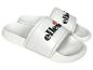Weiße Ellesse Damen-Slides mit Logo auf dem Riemen.