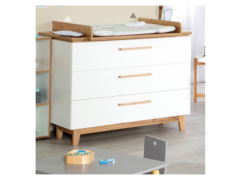 Weiße Kommode mit Holzplatte und drei Schubladen.