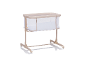 Beiges Baby-Beistellbett mit Netzseiten und Rollen auf weißem Hintergrund.
