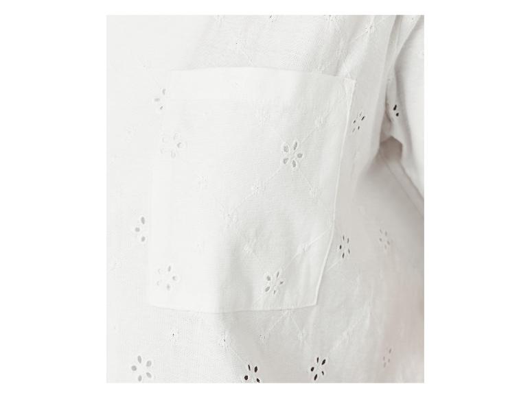 Detail eines weißen Hemdes mit Broderie Anglaise und Brusttasche.