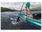 Türkisfarbenes Paddleboard mit Paddel und Aufbewahrungsbox auf dem Wasser.