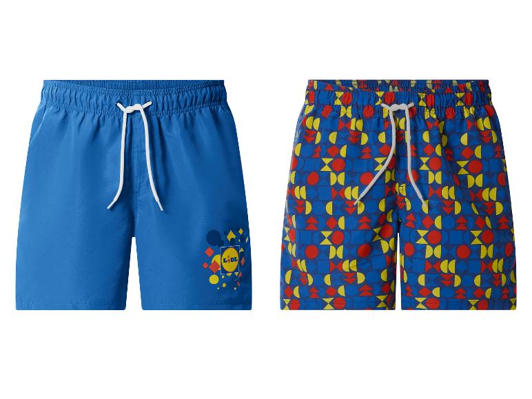 Zwei Herren-Badeshorts: eine blaue mit Logo und eine mit bunten geometrischen Mustern.