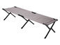 Ein graues Campingbett mit schwarzen Metallbeinen.