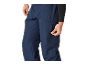 Mann in dunkelblauer Outdoorhose mit Reißverschluss am Bein.