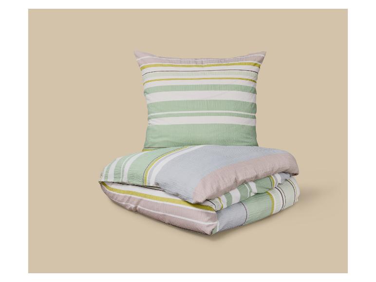 Grün, weiß und beige gestreiftes Kissen und Bettdecke.
