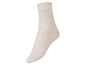 Beige Socken mit Knöchelhöhe.