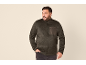 Mann in einer dunkelgrünen Fleecejacke mit Brusttasche.