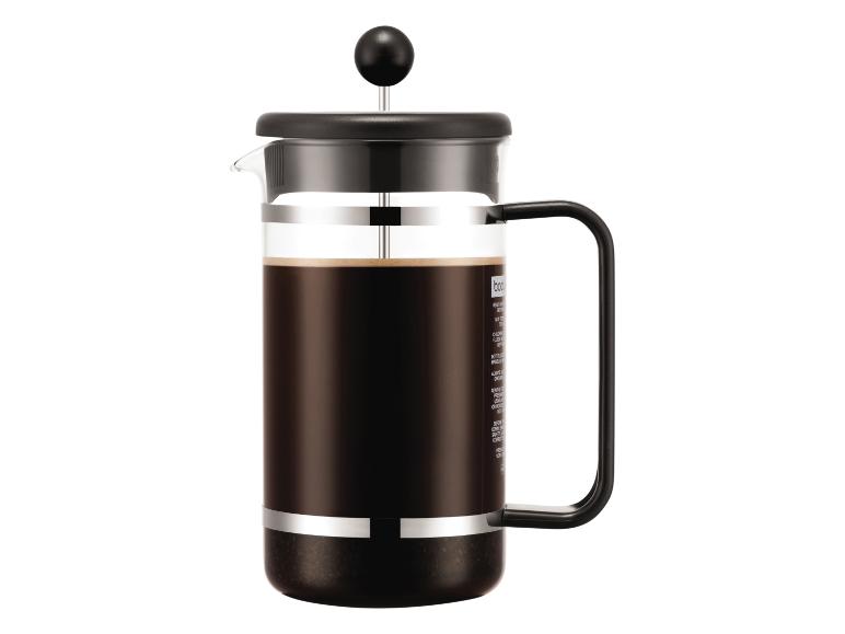 Schwarze Bodum French Press Kaffeemaschine mit Kaffee auf weißem Hintergrund.