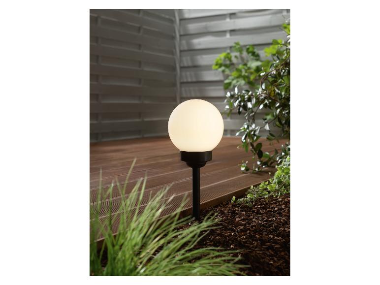 Elegante Kugel-Außenleuchte auf einer Terrasse.