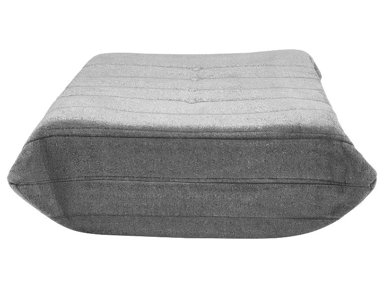 Grauer Pouf mit Knöpfen und horizontalen Nähten, Seitenansicht.