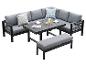 Outdoor-Ecksofa-Set mit Tisch und Bank, mit grauen Kissen und schwarzen Gestellen.