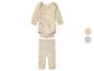 Gerippter Baby-Body und Hose in Beige und Grau.