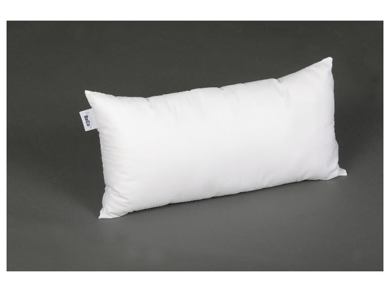 Rechteckiges weißes Kissen auf dunkelgrauem Hintergrund.