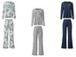 Drei Pyjama-Sets mit Blumenmustern, ein graues mit Text und ein blaues mit Herz.