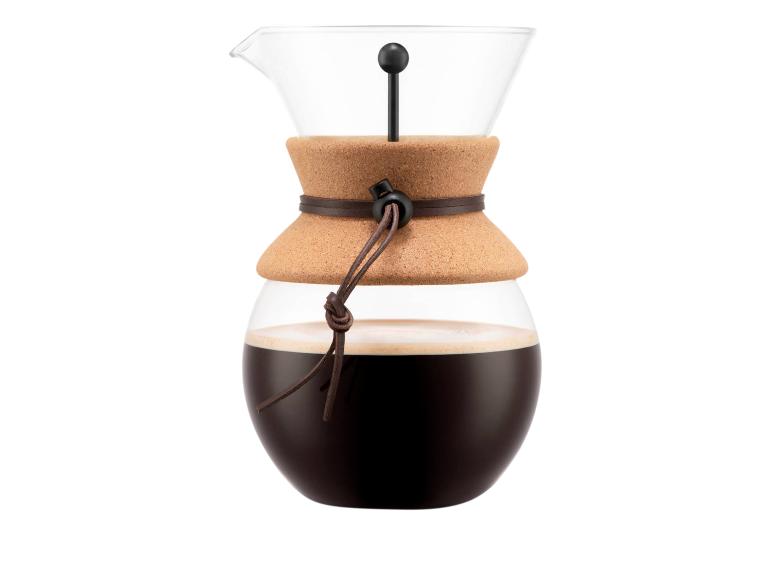 Glaskaffeebereiter mit Korkgriff und Lederband, gefüllt mit Kaffee.