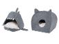 Zwei graue Filz-Haustierbetten: eines in Haiform und eines in Katzenform.
