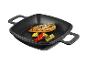 Quadratische Gusseisen-Grillpfanne mit gegrilltem Hähnchen und Gemüse.