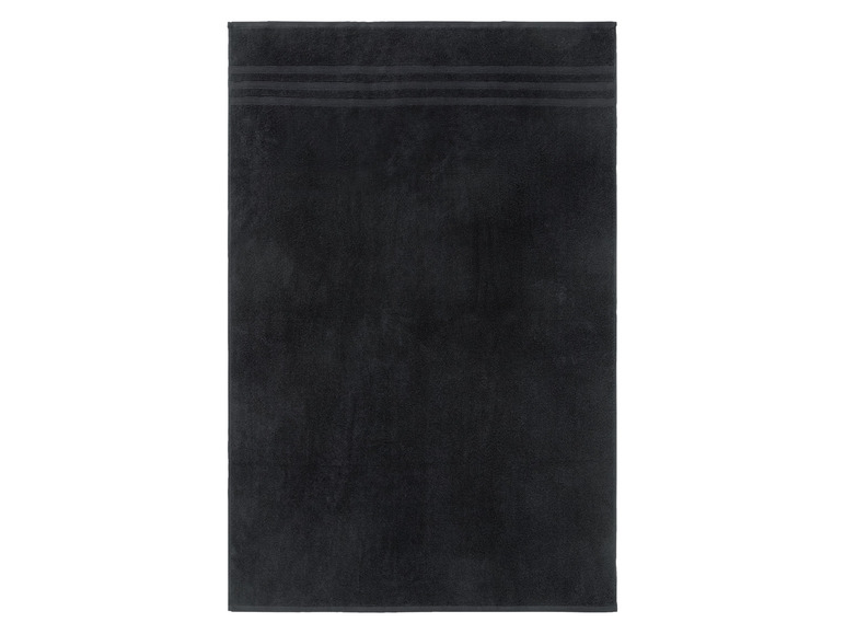 Ein schwarzes Handtuch mit einem bestickten Rand.