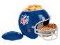Ein blauer NFL-Footballhelm mit Chips, Erdnüssen und Brezeln.
