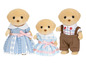 Drei Calico Critters Spielzeug-Hunde in verschiedenen Outfits.