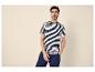 Mann in schwarz-weiß gestreiftem T-Shirt und blauer Hose