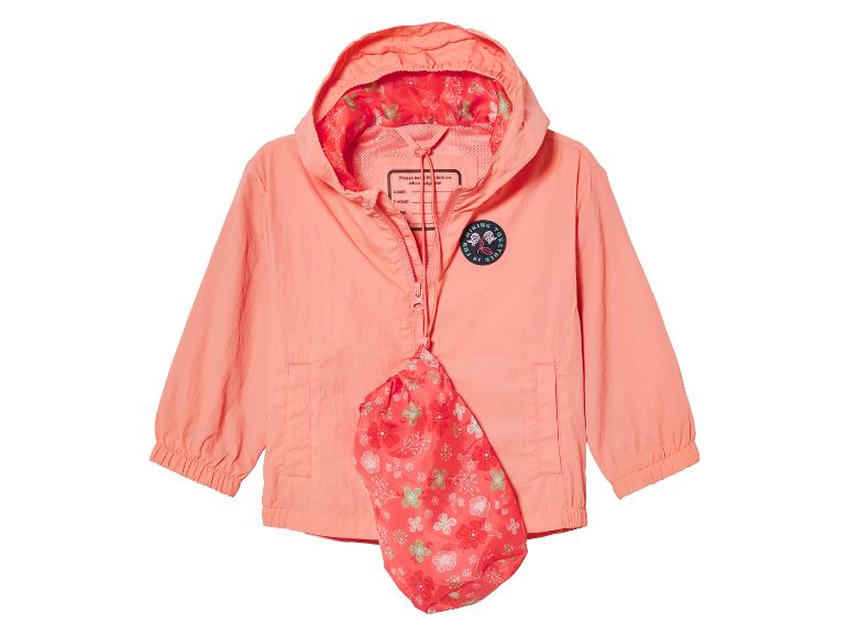 Eine rosafarbene Windjacke mit Kapuze und einer zusammenfaltbaren Tasche mit Blumendruck.
