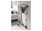 Vertikaler Wäscheständer mit Hosen und Hemden in einem modernen Wohnzimmer.