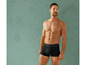 Mann trägt schwarze Boxershorts.